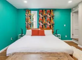 Charming Remodeled 3-BR Bungalow near Attractions