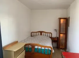 Chambre simple avec un lit double à Orly ville