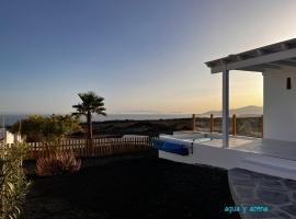 CASA TIE' Lanzarote vista mar - piscina relax - adults only，位于蒂亚斯的低价酒店