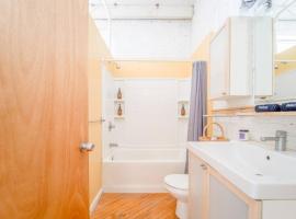 Cool Urban Stay Dtwn Apt And Patio，位于宾厄姆顿的酒店