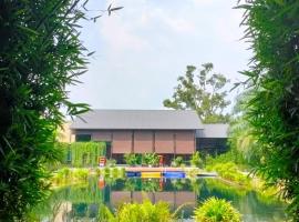Gopeng Riverstones Rainforest Retreat，位于务边的带泳池的酒店