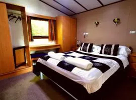 The Raddle Inn Log Cabins