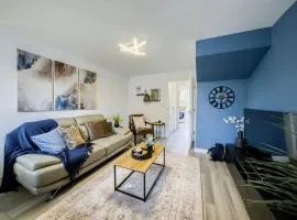 3 Bedroom House near Milton Keynes Bowl, Sleeps 6, with Free Wi-Fi, Full Kitchen, Garden and Free Parking - 1BYC