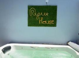 RiqueHouse: Hidro, churrasqueira a 500 m da praia，位于马里卡的酒店