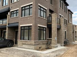 Luxury Brand New Townhouse In Milton Ontario，位于米尔顿的酒店