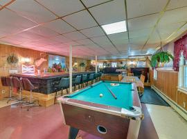 Lanesville Home with Pool Table, Bar and Deck!，位于Lanesville的度假屋