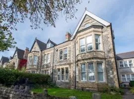 13 Victoria Road Apartment