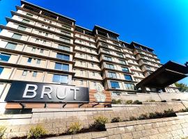 Brut Hotel，位于塔尔萨Hurricane Soccer & Track Stadium附近的酒店
