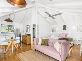 Twin Tallows - secluded couples retreat，位于班加洛的酒店