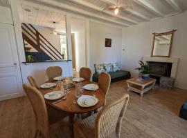Gîte familial avec piscine chauffée, jardin privé et équipements bébé en Charente - FR-1-653-182，位于Montmoreau的酒店