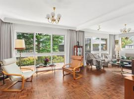 Boutique Stays - That 70s House，位于Mount Waverley的酒店