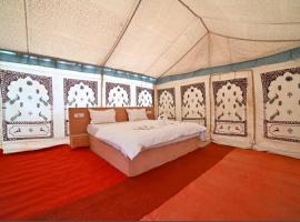 Mohin Desert Safari Camp，位于山姆的酒店