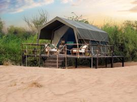 Nujoum Overnight Camp with Signature Desert Safari，位于迪拜的露营地