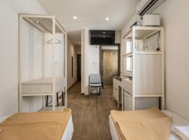 Studio 44 with twin beds & kitchenette at the new Olo living，位于帕切维拉的住宿加早餐旅馆