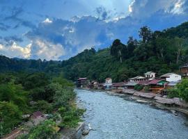 JUNGLE LIFE GUEST HOUSE - Trekking & Transport Only Book With Us，位于武吉拉旺的民宿