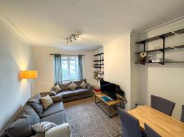 2 Bed Flat - 5 min walk from Brent Cross Station，位于亨顿布伦特十字购物中心附近的酒店