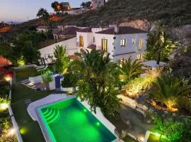 Villa con piscina privada, vistas y jardín