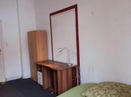 Private room in a shared apartment, free parking，位于富尔达的酒店