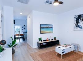 Stunning 2 BR w/ private patio in perfect location，位于博尼塔斯普林斯的公寓