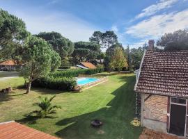 Charmante Maison dans Les Landes x 10 avec piscine et salle d escalade，位于Lue的别墅