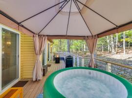 Forest-View Poconos Cabin with Hot Tub!，位于东斯特劳兹堡的酒店