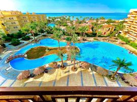 Top floor premier view chalet in Red sea Hurghada，位于赫尔格达的酒店