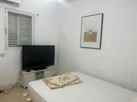 Private room near tel aviv，位于佩塔提克瓦的酒店