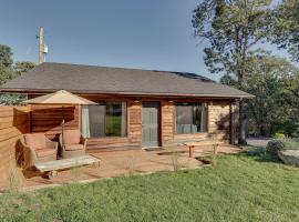 On-Site Winery and Tasting Room Oregon Bungalow!，位于森特勒尔波因特的简易别墅