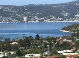 House with Magnificent Panoramic Harbor Views Howrah，位于Howrah的酒店