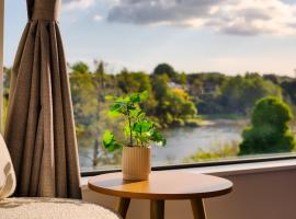 Experience The Magic of Riverside Living - 5 beds，位于汉密尔顿的酒店