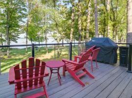 Higgins Lake Vacation Rental with Lake Views and Deck!，位于Roscommon的酒店