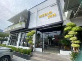 Urbanview Hotel Medio Inn Palu by RedDoorz，位于帕卢的酒店