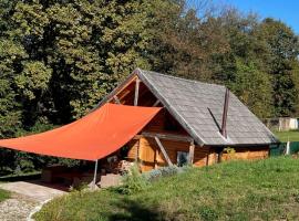 Wood Cabin Hillside Retreat，位于巴尼亚卢卡的乡村别墅