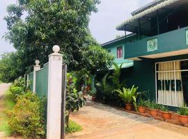 River Garden Hotel Anuradhapura，位于阿努拉德普勒的酒店