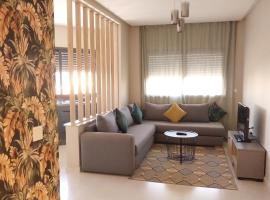 Beautiful apartment next to airport Mohamed V，位于Derroua的带停车场的酒店