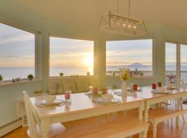 Oceanfront Kenai Villa with Fireplace and Deck，位于基奈的酒店
