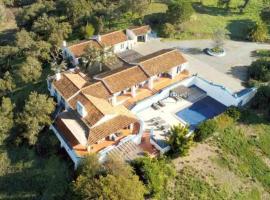 Monte da Pereirinha a country house with pool and tennis court, 20 mins from beaches，位于São Bartolomeu da Serra的酒店