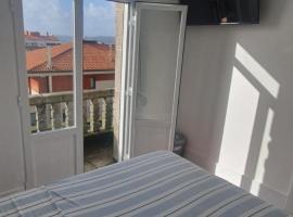 Habitación pequeña con balcon，位于维戈的酒店