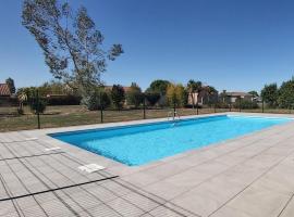 La Campagne Romantique - avec entrée autonome, clim neuve, parking privé & sa piscine ! -，位于Saint-Sulpice的酒店