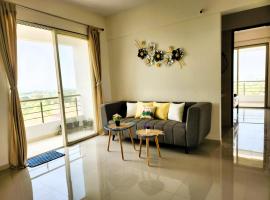 Trinity Stays Nashik - Mountain view apartment close to Sula，位于纳西克的酒店