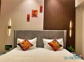 Taj Studios -Super Cozy Suites at Galaxy Blue Sapphire Mall by GHUMLOO-COM