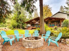 Peaceful Renton Retreat with Hot Tub Access!，位于伦顿的酒店