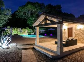 Villa TagiBao avec Piscine chauffée et Spa，位于Lesterps的酒店