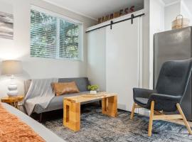 Pet-Friendly Kent Vacation Rental, Walk to Lake!，位于肯特的酒店