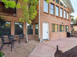 Arizona Apartment with Patio, Grill, and Fire Pit!，位于肖洛的酒店