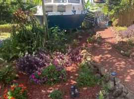 Cozy jungle boat hideaway with stunning ocean view