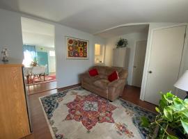 Two bedroom, living/dining room，位于Bellport的酒店
