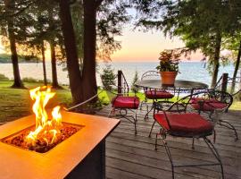 Pine Cottage Lakefront Hot Tub Fire Pit，位于Sodus的酒店