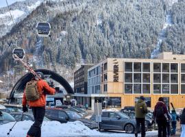 Revier Mountain Lodge Montafon，位于圣加伦基希的带停车场的酒店