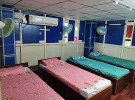 Rajeswari Ac Dormitory For Indian males only，位于布莱尔港的带停车场的酒店
